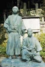 墓の横にはミニ龍馬・慎太郎像が